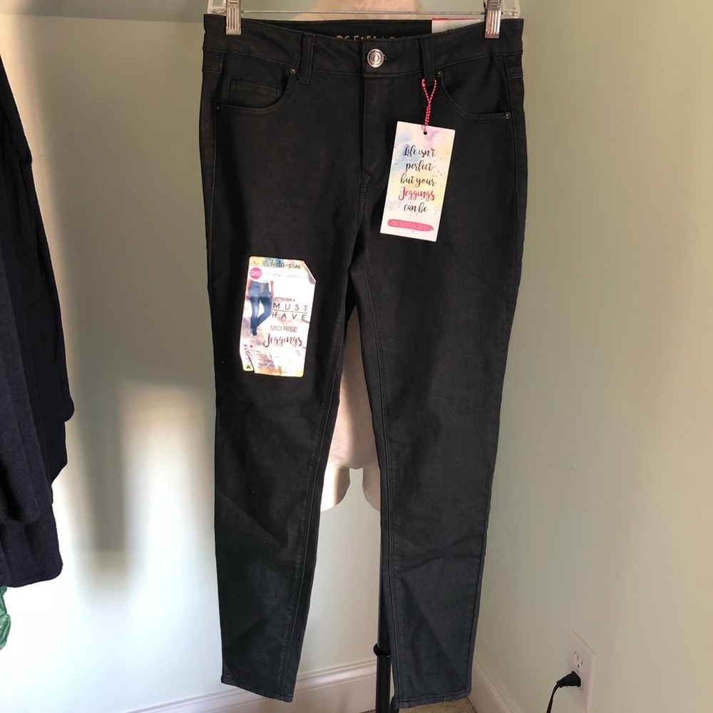 Almost Famous Insta-Slim Mid-rise Jeggings